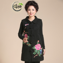 春秋時(shí)尚新選擇 中老年女裝花色馬甲外套的搭配魅力